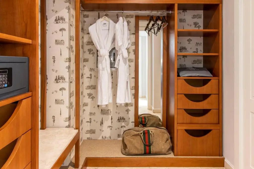 Einbauschrank mit Bademänteln und klassischen Holzmöbeln