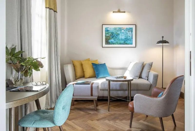 Gemütliche Sitzecke mit Sofa und modernen Dekorationen in einem eleganten Wohnbereich