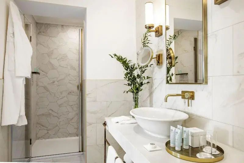 Modernes Badezimmer mit eleganter Ausstattung und stilvollen Armaturen