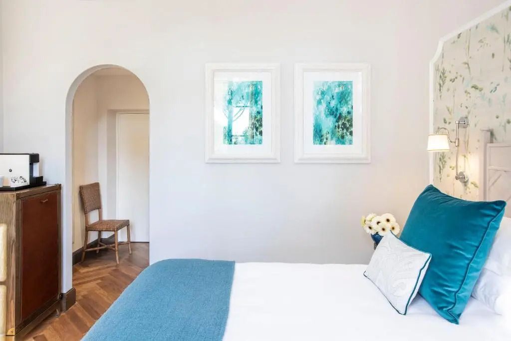 Gemütliche Ecke im Superior Doppelzimmer mit Kunstwerken und einem Stuhl