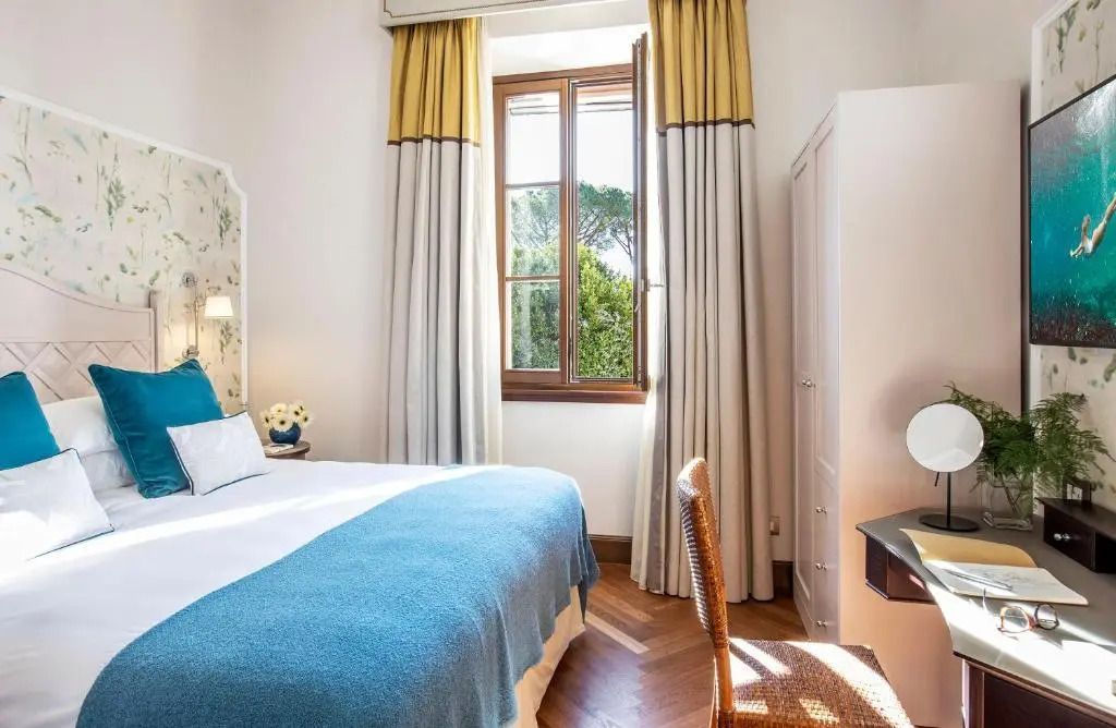 Superior Doppelzimmer mit großem Fenster und Blick auf einen grünen Garten