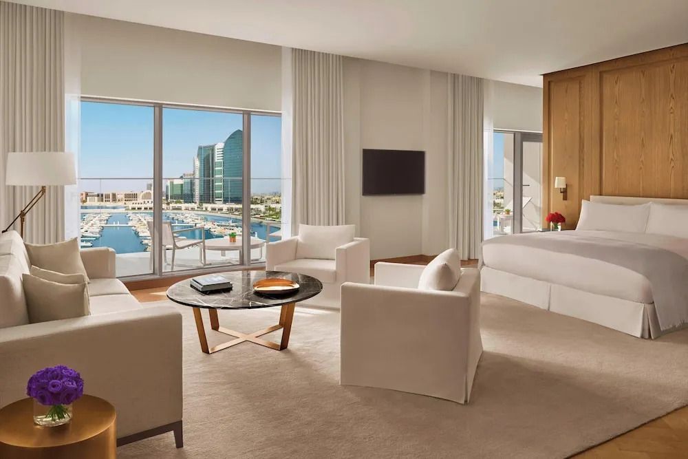 Suite mit Panoramafenstern, Blick auf Marina und moderne Möbel