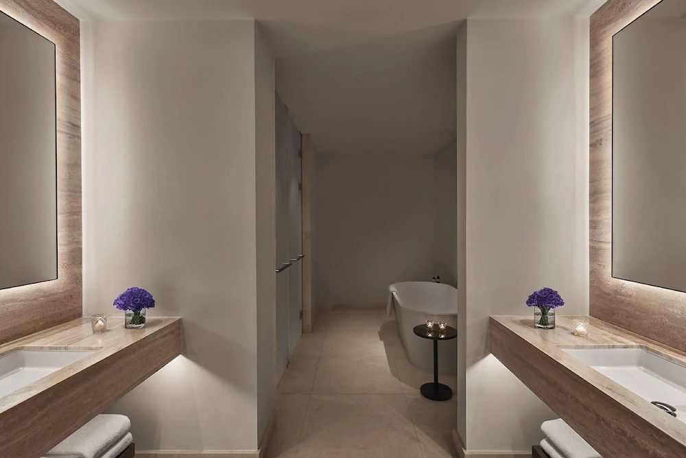 Modernes Badezimmer mit zentraler Badewanne und eleganten Details