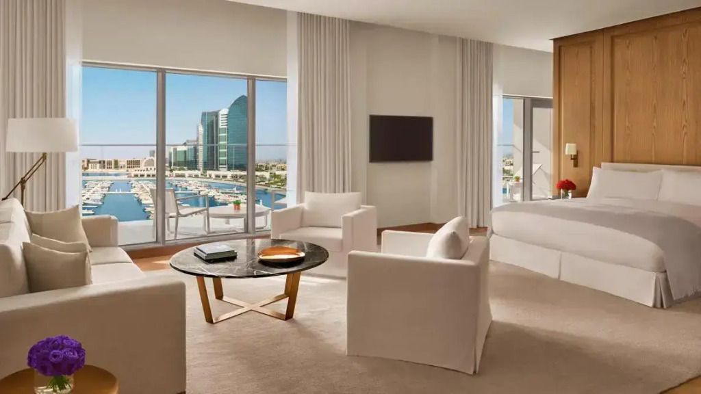 Helles Wohnzimmer mit Panoramafenstern und Blick auf die Marina