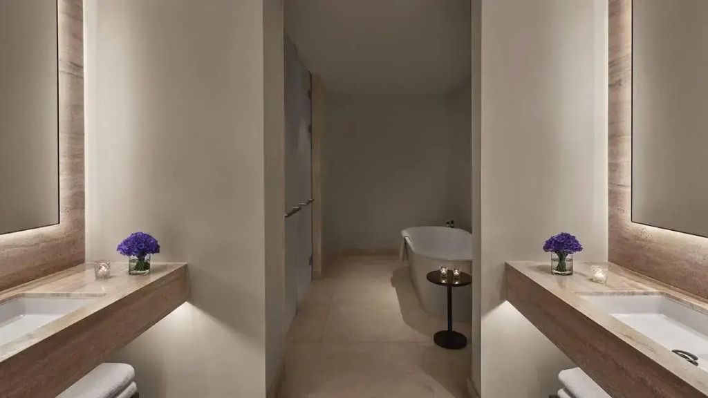 Modernes Badezimmer mit freistehender Badewanne und stilvoller Beleuchtung