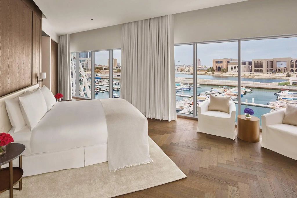 Geräumiges Schlafzimmer mit großen Fenstern und Blick auf die Marina