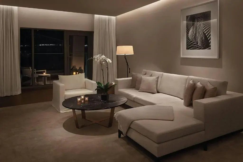 Elegantes Wohnzimmer mit gemütlicher Beleuchtung und modernen Möbeln