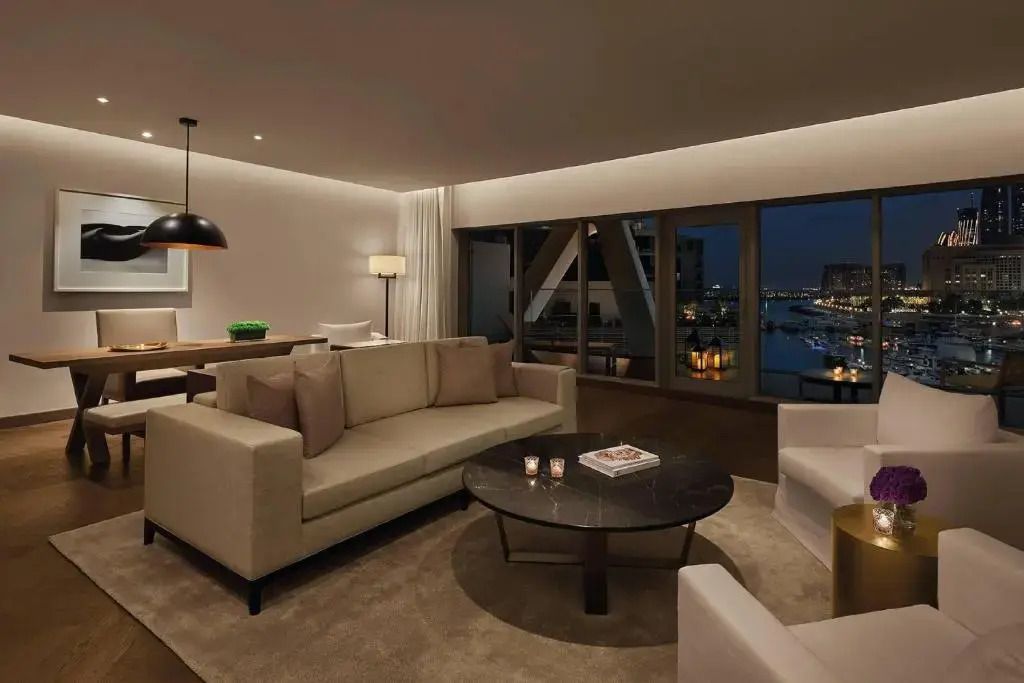 Modernes Wohnzimmer mit Blick auf die Marina bei Nacht