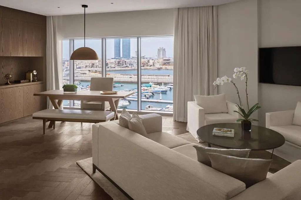 Helles Wohnzimmer mit großen Fenstern und Essbereich
