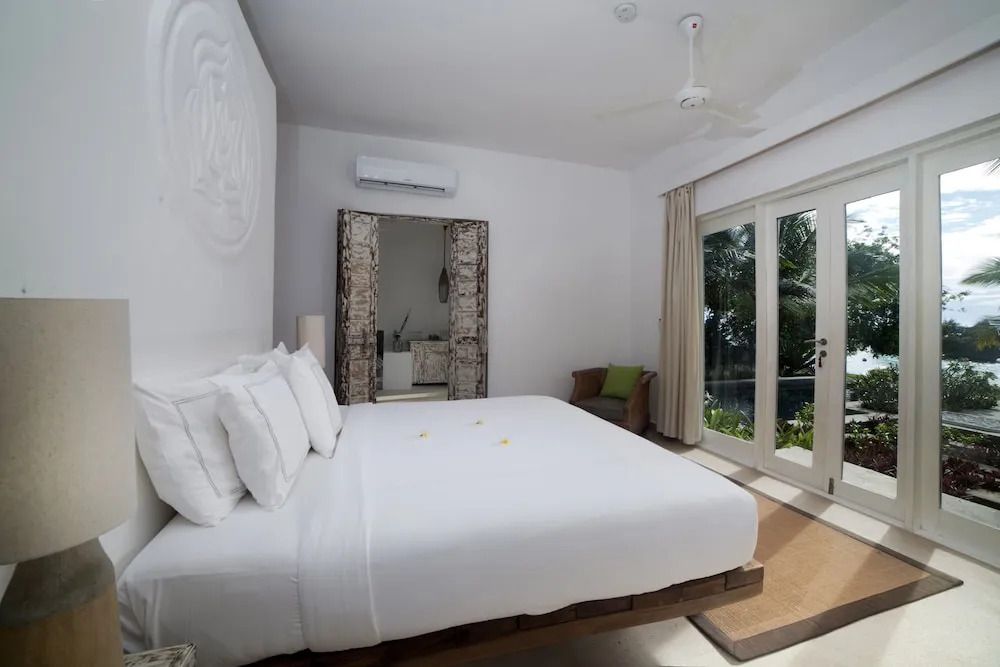 Modernes Schlafzimmer mit Doppelbett und Gartenblick