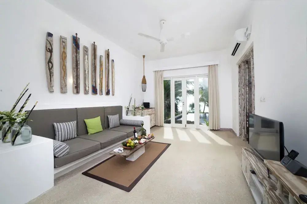 Gemütlicher Wohnbereich mit Sofa und moderner Dekoration