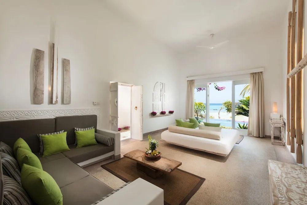 Wohnbereich der Präsidentensuite mit Blick auf das Meer, moderne Einrichtung