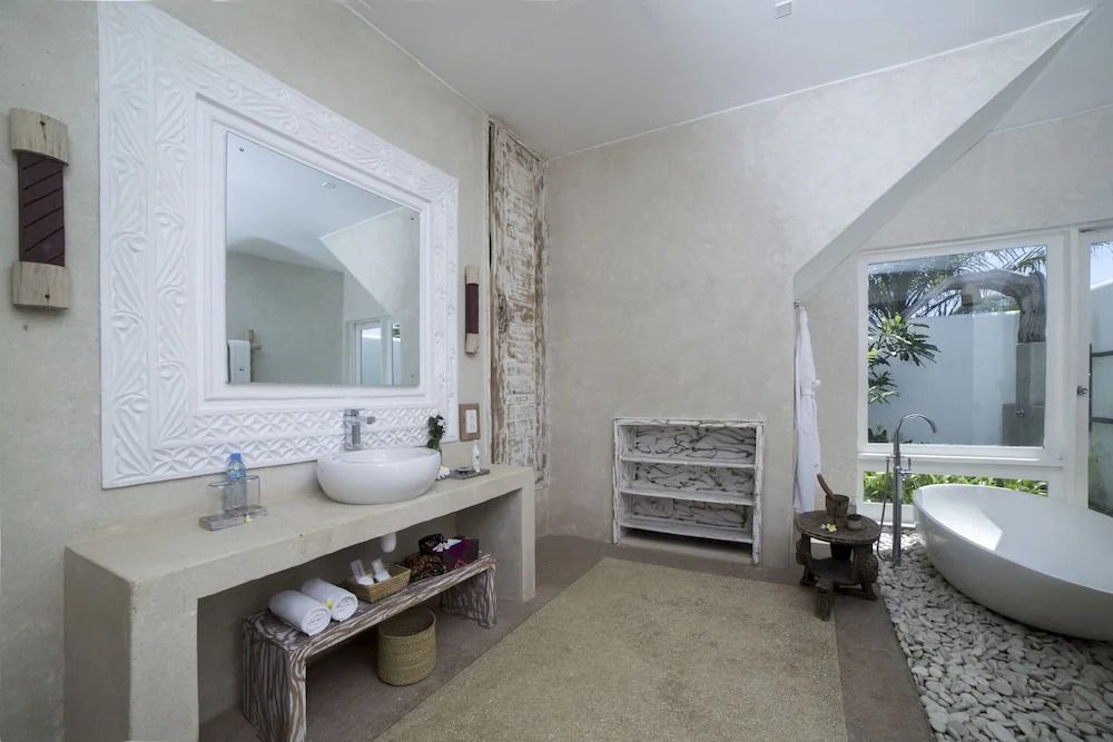 Modernes Badezimmer der Präsidentensuite mit großem Spiegel und Waschtisch