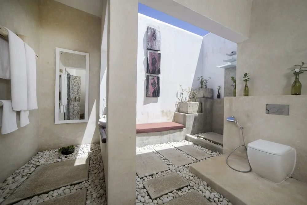 Offenes Design-Badezimmer mit natürlichem Licht und moderner Architektur