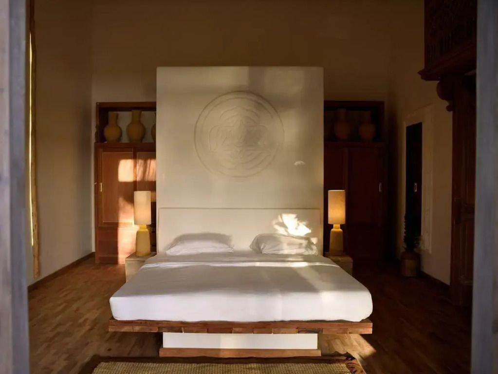 Elegantes Schlafzimmer mit Doppelbett und stilvoller Dekoration in warmem Licht