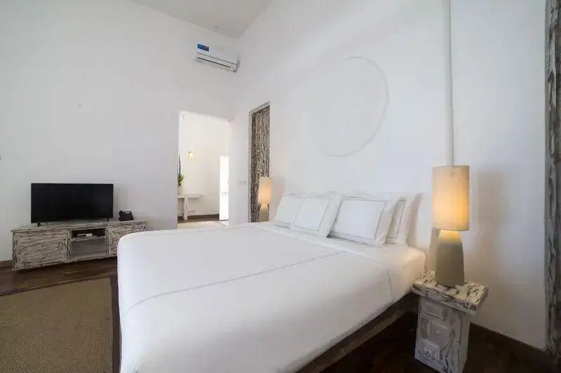Helles Schlafzimmer mit modernem Design und weißen Möbeln