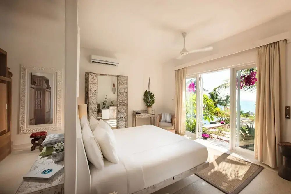 Helles Schlafzimmer mit Gartenblick und Zugang zur Terrasse