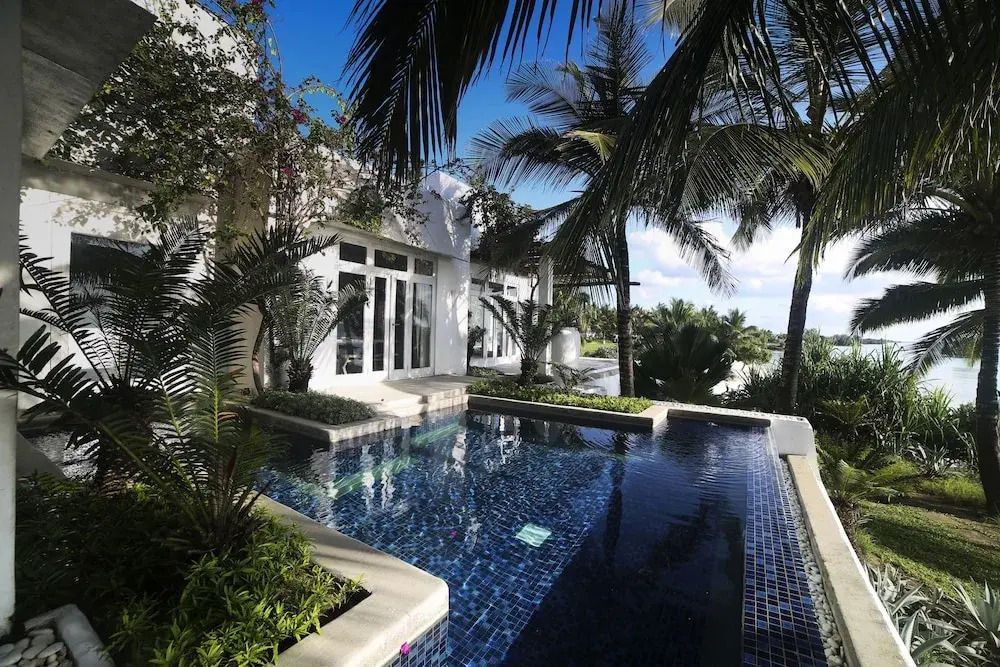Privater Pool umgeben von tropischer Vegetation und moderner Architektur