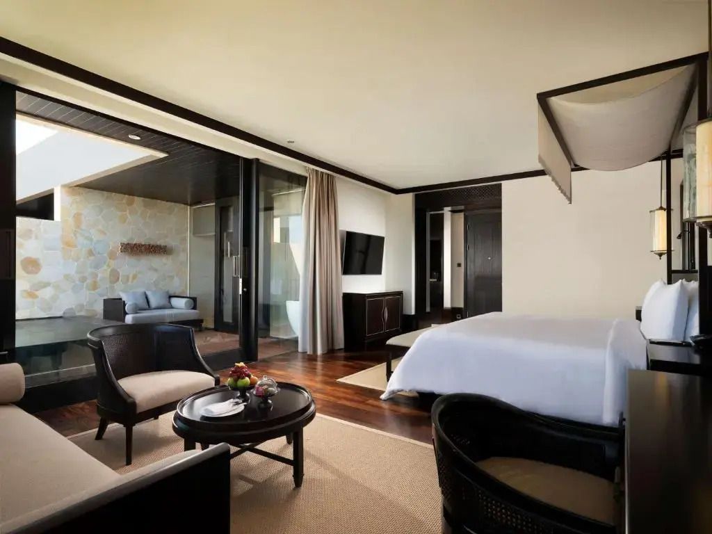 Luxuriöses Schlafzimmer mit Doppelbett und privatem Pool in moderner Suite.