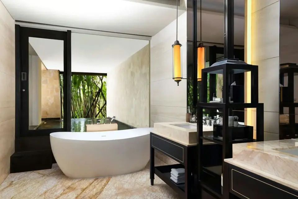 Luxuriöses Badezimmer mit freistehender Badewanne und modernen Armaturen.