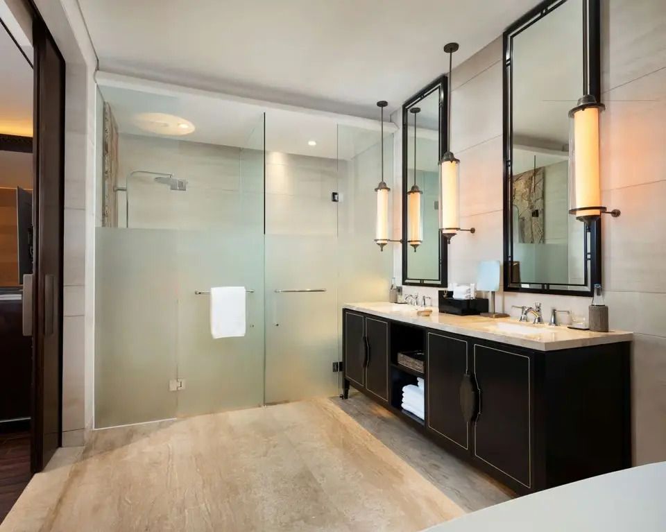 Modernes Badezimmer mit großer Dusche und Doppelwaschbecken.