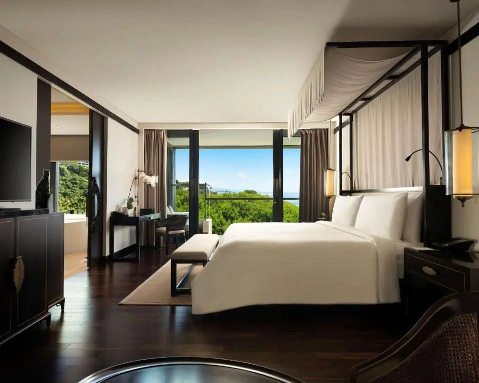 Großzügiges Grand Deluxe Zimmer mit Doppelbett und Meerblick.