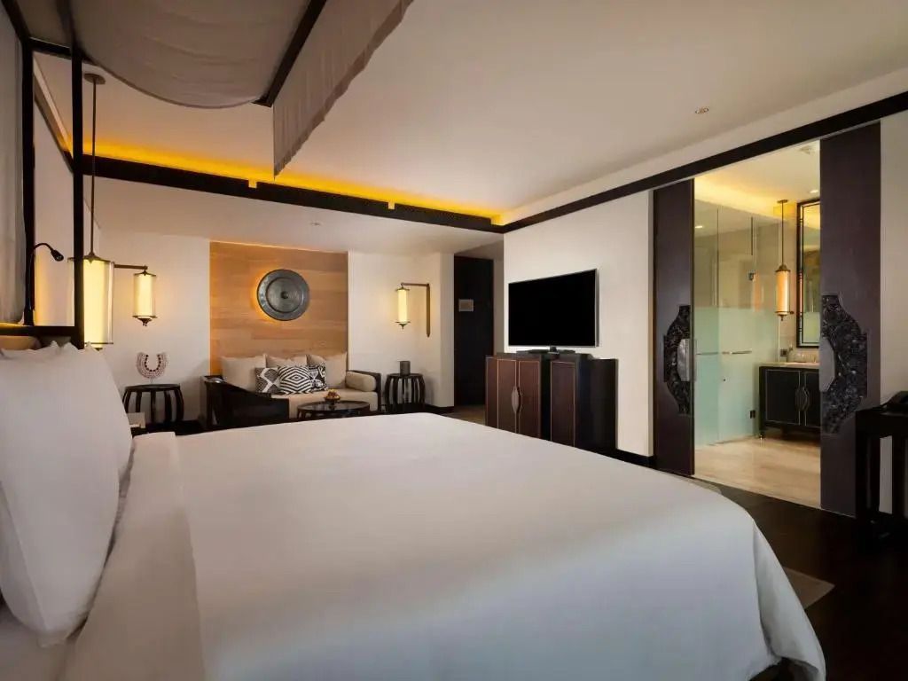 Modernes Zimmerinterieur mit bequemem Bett und stilvollem Dekor.