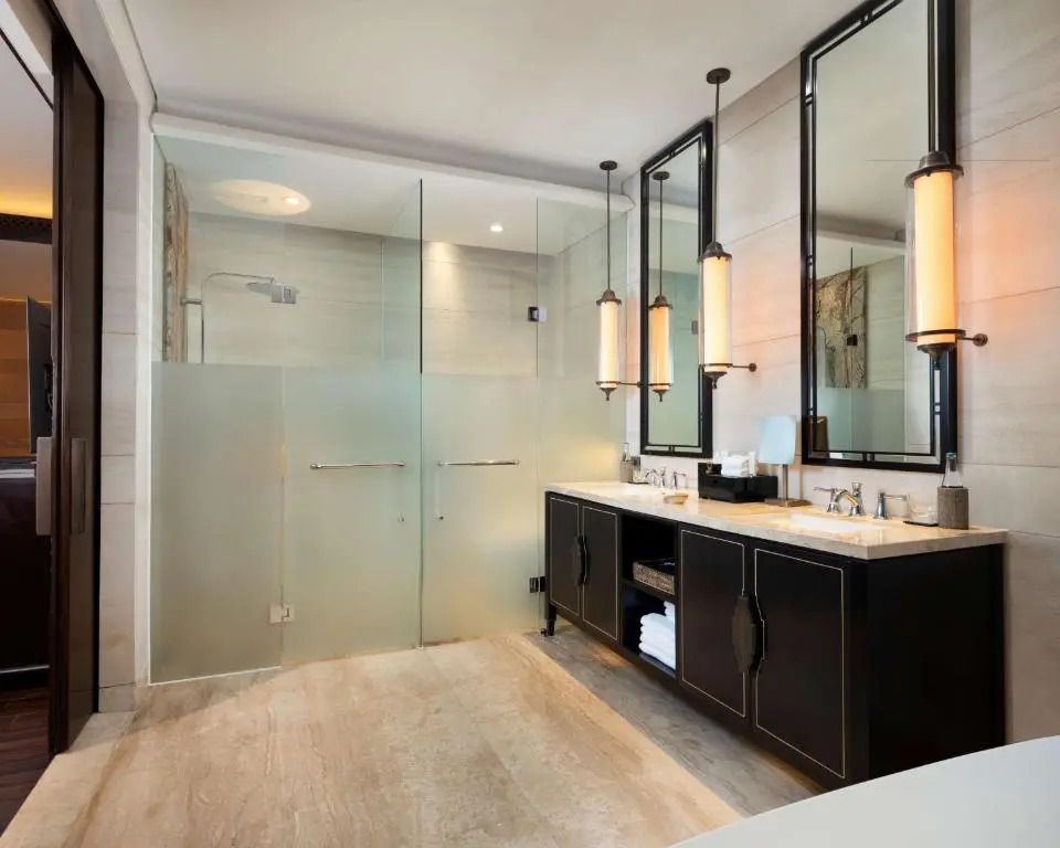 Hochwertiges Badezimmer mit großer Dusche und edler Einrichtung.