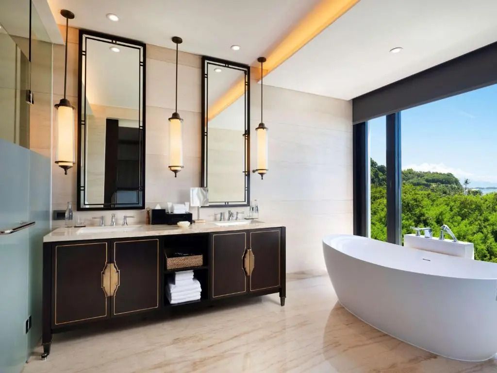 Großes Badezimmer mit freistehender Badewanne und natürlichem Licht.