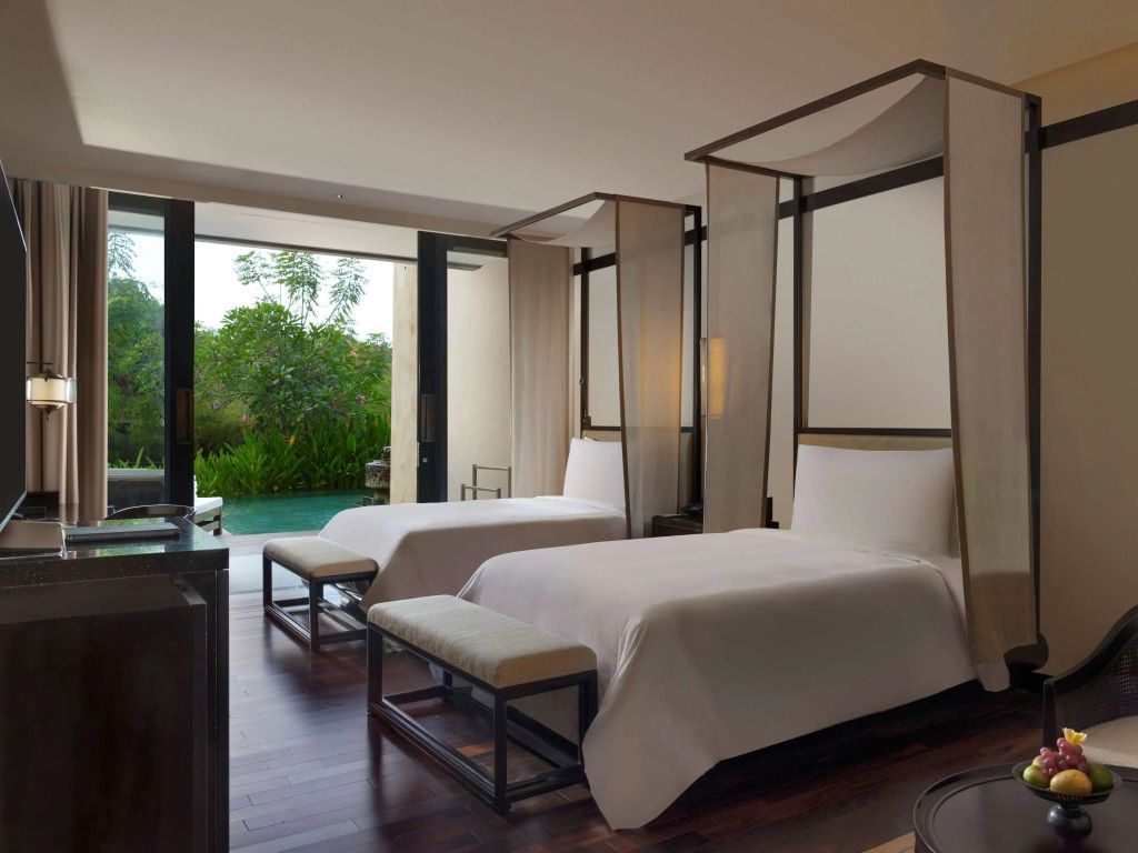 Grand Deluxe Lagoon Zimmer mit zwei Einzelbetten und Blick auf die Lagune.