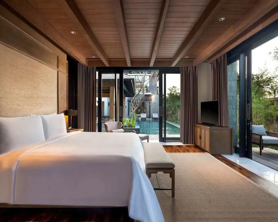 Luxuriöses Schlafzimmer mit Poolblick und modernem Interieur