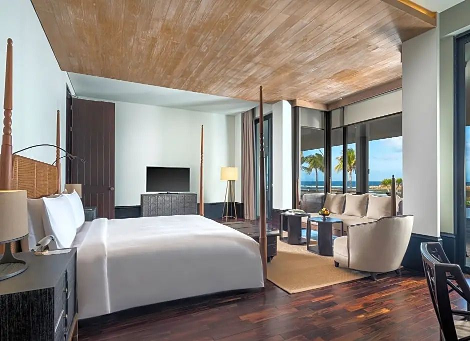 Luxuriöses Schlafzimmer mit Meerblick und eleganten Sitzgelegenheiten