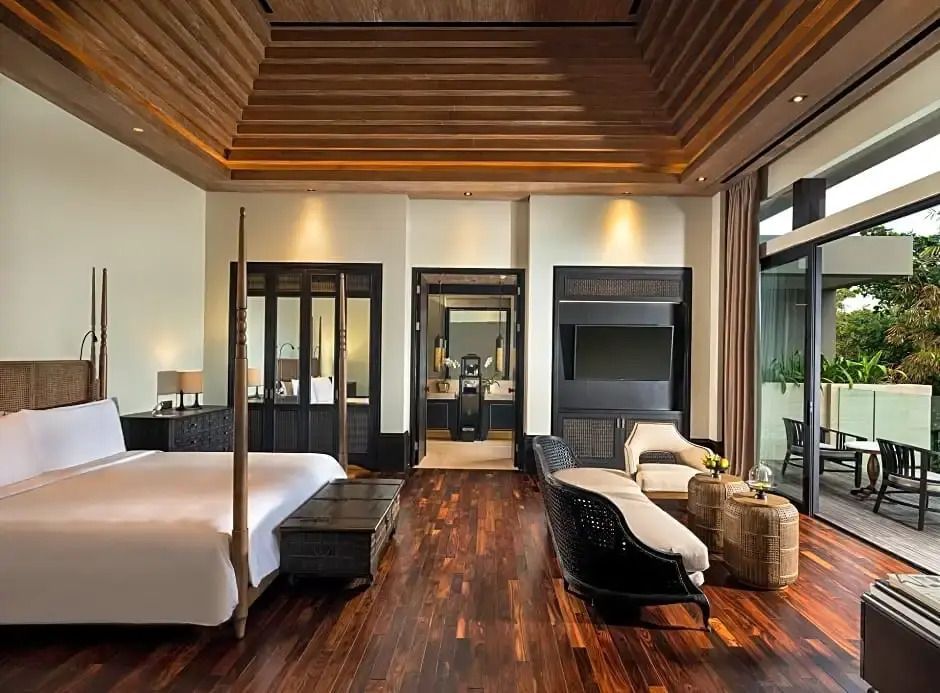 Luxuriöse Suite mit dunklem Holzboden und eleganter Einrichtung