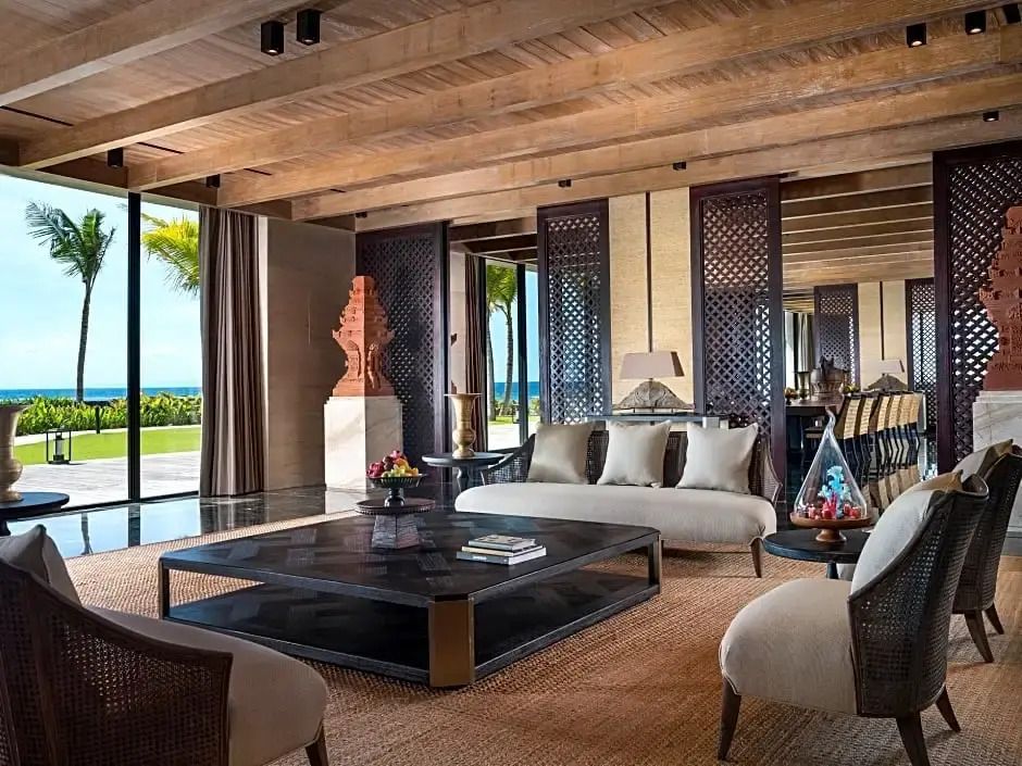 Luxuriöse Lounge mit stilvollen Dekorationselementen und Blick aufs Meer