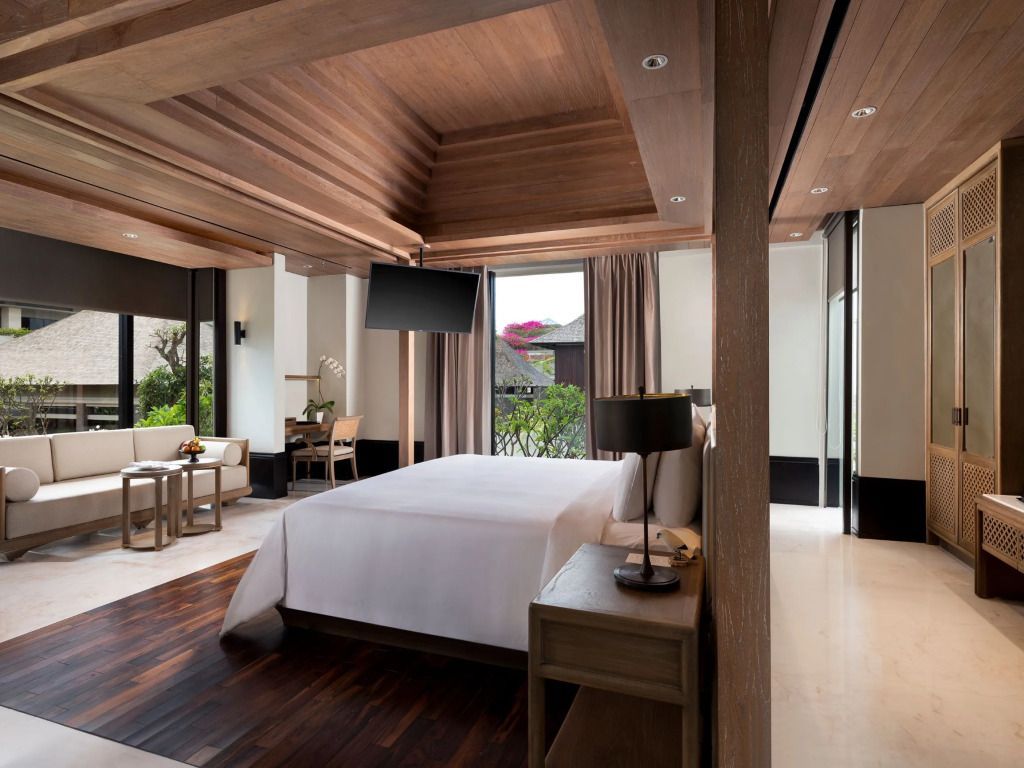 Luxuriöses Schlafzimmer in der Singhasari Villa mit Holzdecke und modernem Design