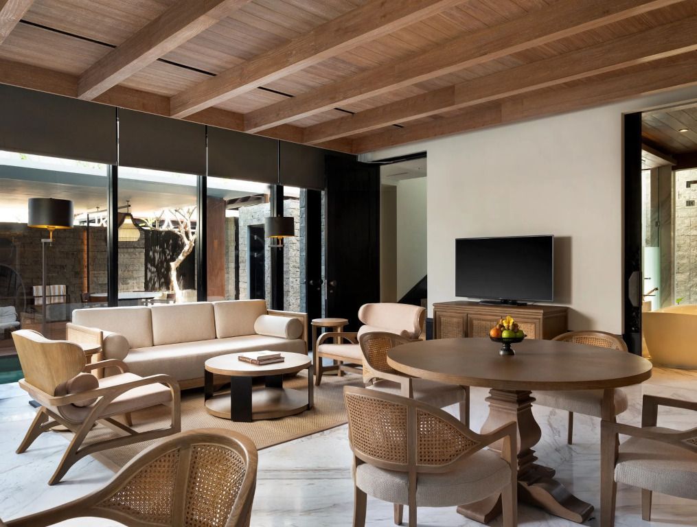 Gemütlicher Wohnbereich in der Villa mit Holzmöbeln und modernem Dekor