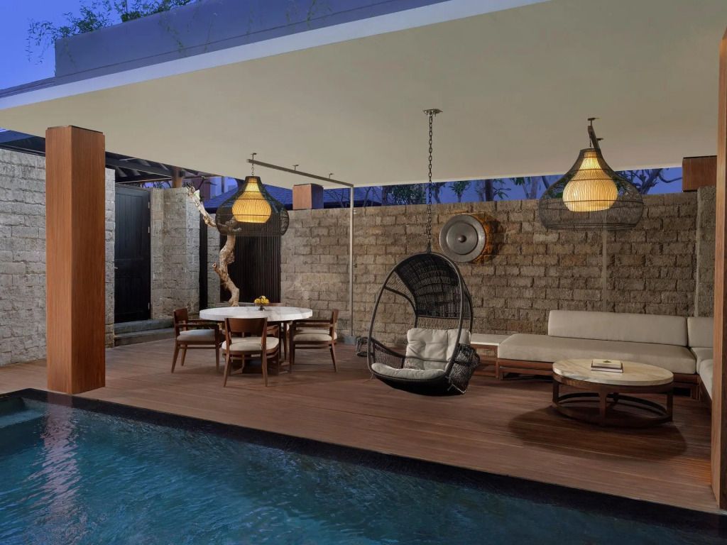 Private Terrasse mit Pool, Essbereich und Hängesitz in der Singhasari Villa