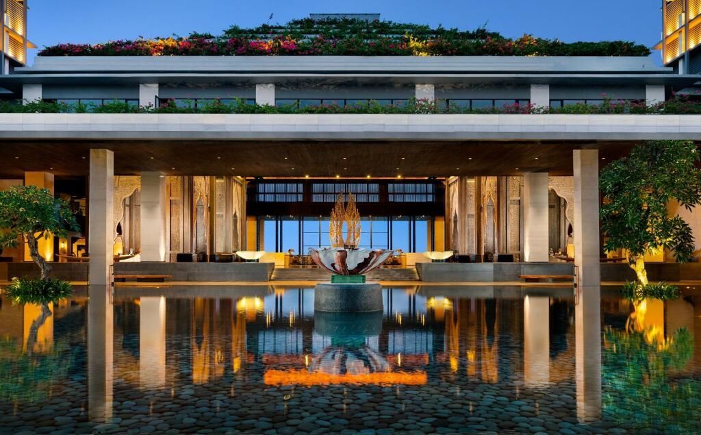Beeindruckende Hotellobby mit Wasserreflexionen und exklusivem Design