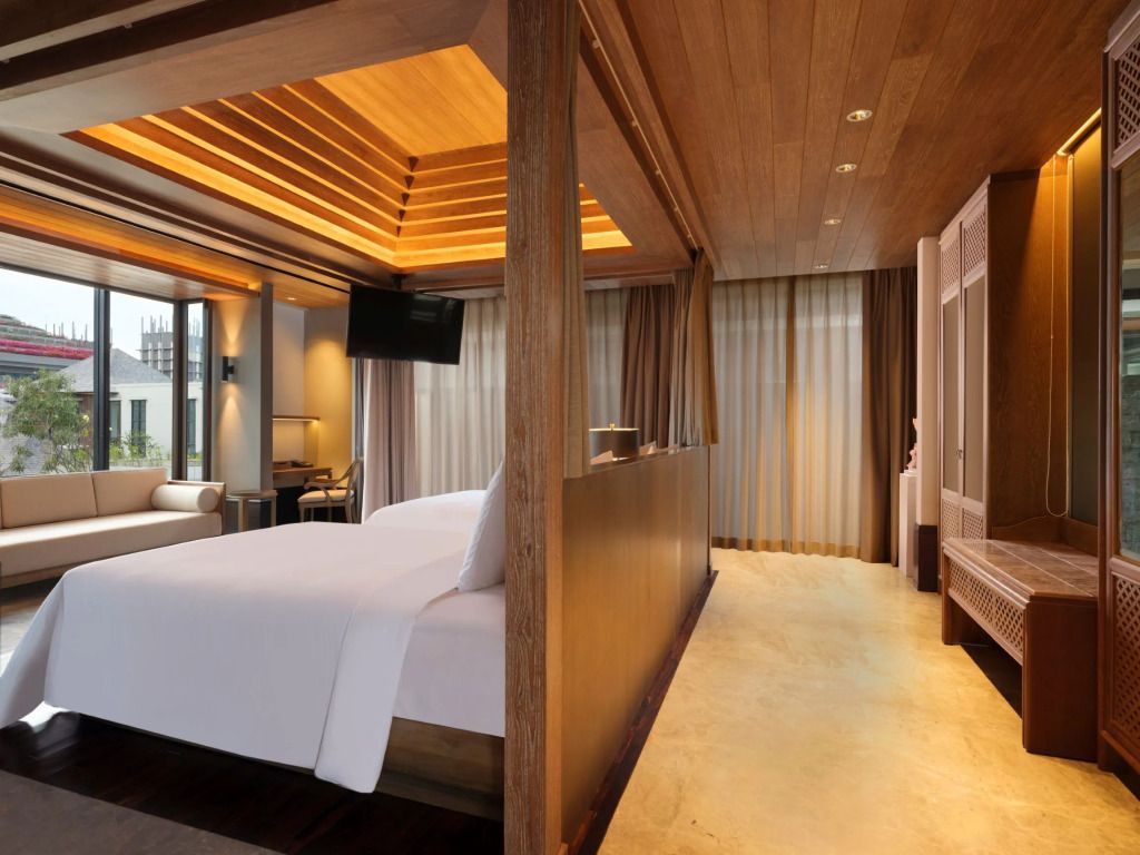 Luxuriöses Schlafzimmer mit moderner Holzausstattung und großem Bett