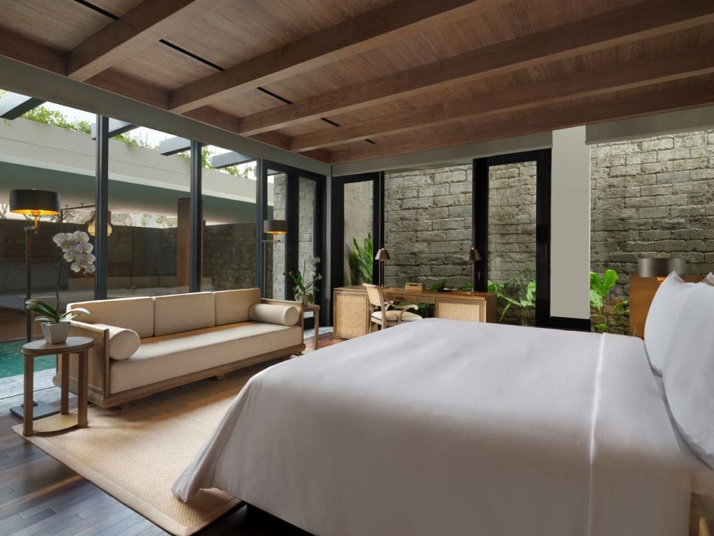 Modernes Schlafzimmer mit großem Fenster und stilvollem Interieur