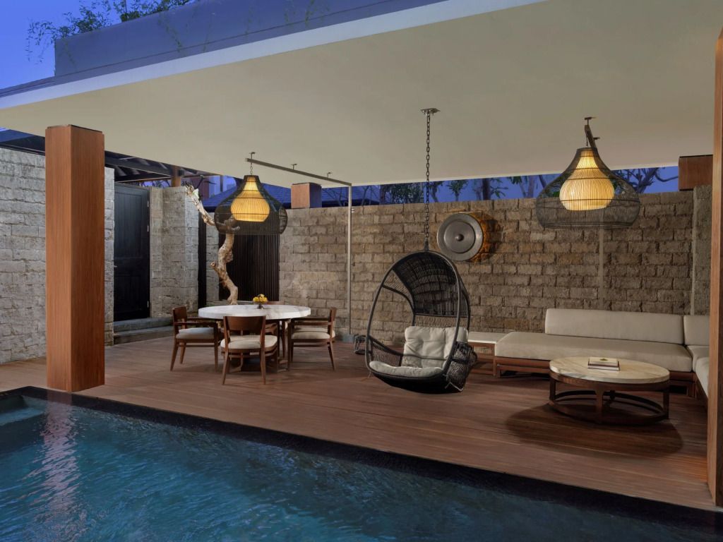 Veranda mit stilvollen Möbeln und Blick auf den Pool