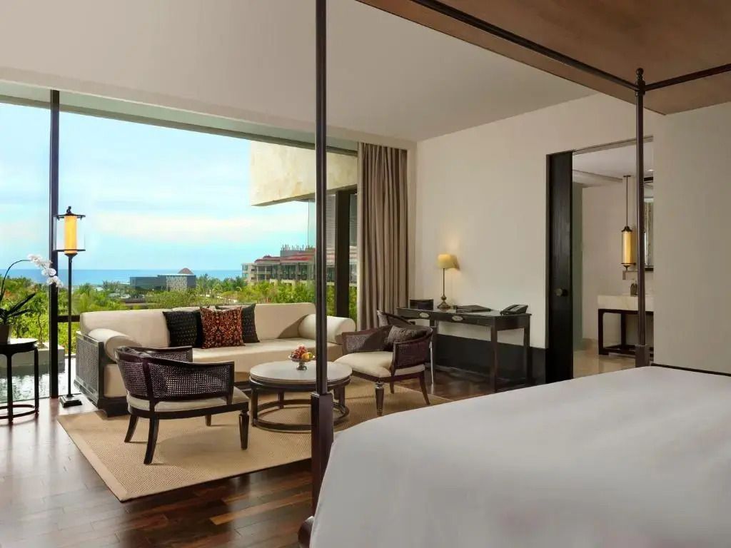 Luxuriöser Wohnbereich mit Meerblick in der Apurva Prestige Ocean Doppel Suite