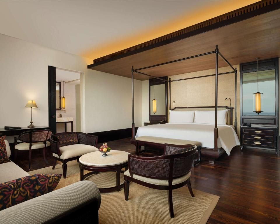 Elegantes Schlafzimmer mit Himmelbett und stilvoller Dekoration in der Suite