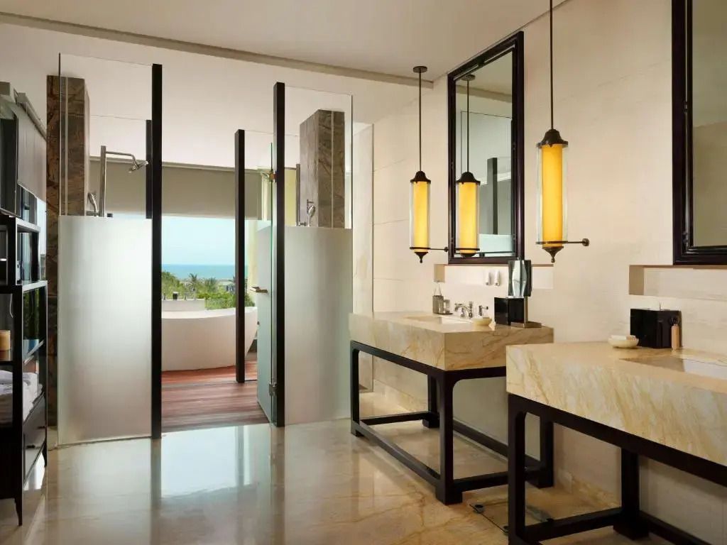 Modernes Badezimmer mit freistehender Badewanne und Blick aufs Meer