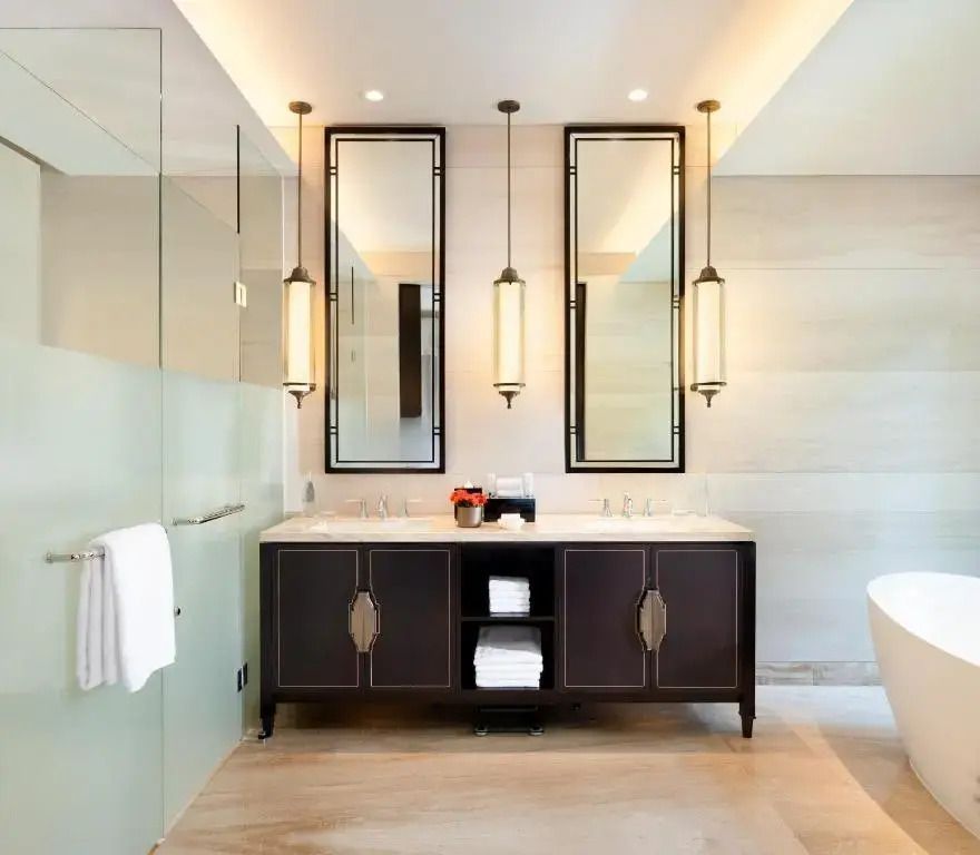 Elegantes Bad mit Doppelwaschbecken und großzügiger Dusche in der Suite