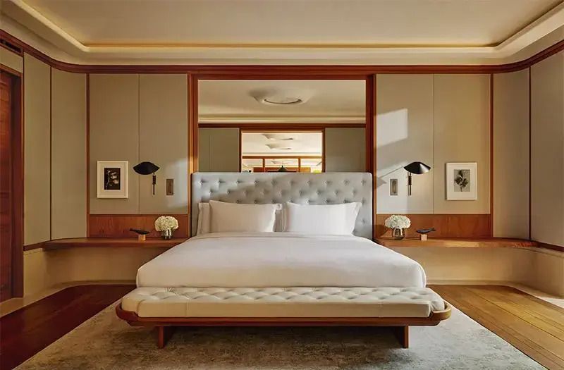 Luxuriöses Schlafzimmer mit einem großen Bett und eleganter Dekoration
