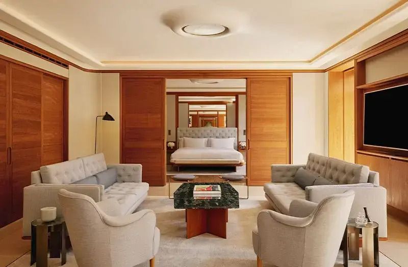 Geräumiges Wohnzimmer mit Sitzgelegenheiten und modernem Design