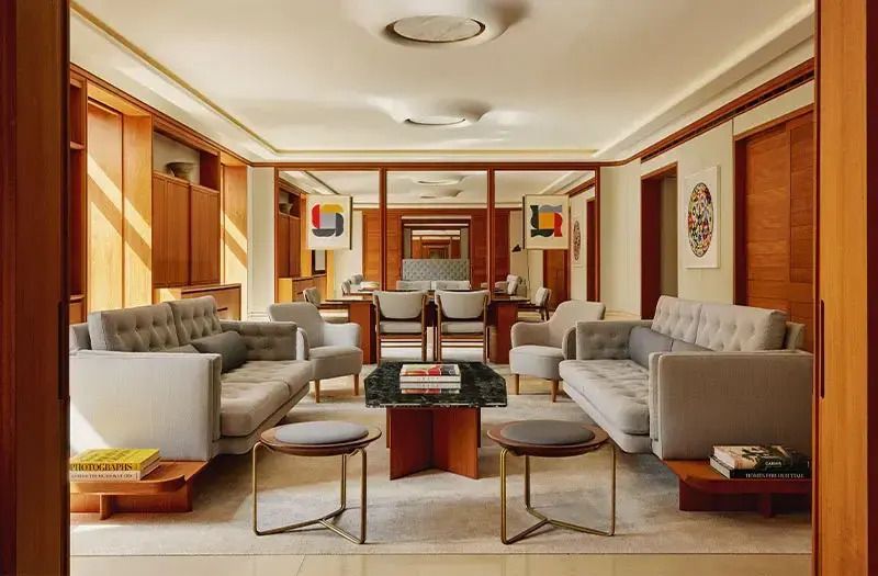 Elegant eingerichteter Wohnbereich mit komfortablen Sofas und Kunstwerken