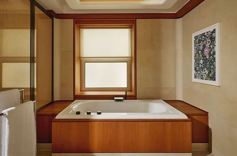 Luxuriöses Badezimmer mit großzügiger Badewanne und elegantem Design