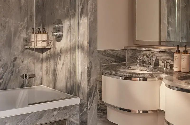 Luxuriöses Badezimmer in Marmoroptik mit integriertem Waschtisch